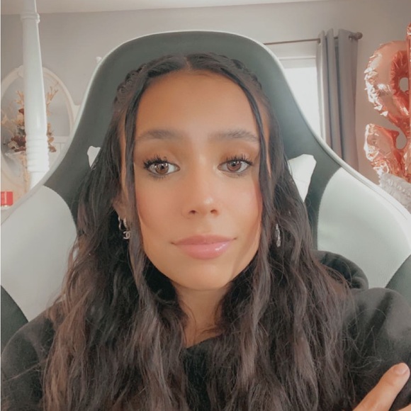 Meet your Posher, Jennifer - Picture 2 of 3